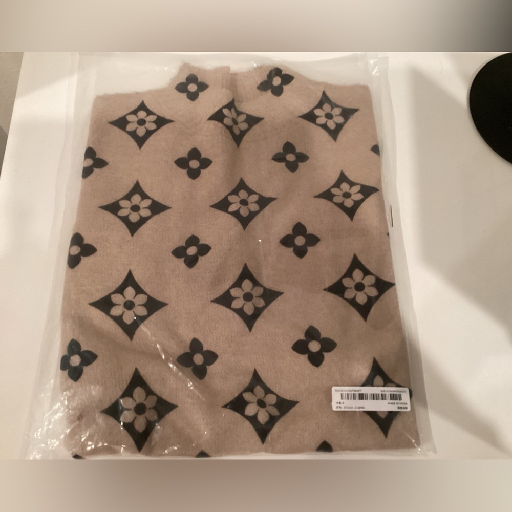 Women’s Geometric Pattern Fuzzy Beige Sweatshirt - Small- BRAND NEW - WRAPPED - Picture 2 of 6